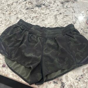 Lululemon hotty hot shorts 2.5 in in green camo size 10